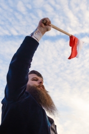 Mezczyzna-z-flaga-podczas-manifestacji-z-okacji-Narodowego-Świeta-Niepodleglosci-w-Warszawie-201311