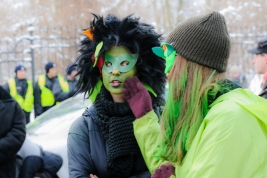 Panie-w-przebraniach-podczas-manifestacji-w-obronie-Puszczy-Bialowieskiej-w-Warszawie-20160118