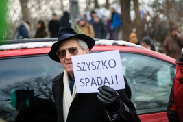 Manifestant-z-transparentem-podczas-manifestacji-w-obronie-Puszczy-Bialowieskiej-w-Warszawie-2016011