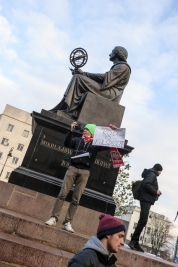 Przeciwnik-manifestacji-Komitetu-Obrony-Demokracji-z-transparentem-Warszawa-20151212