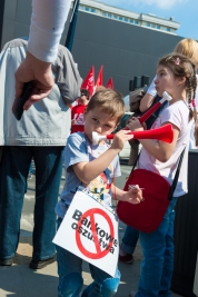 Chlopiec-dmuchajacy-w-piszczalke-podczas-demonstracji-anty-bankowej-w-Warszawie-25-kwietnia-2015
