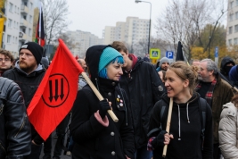 Demonstrantki-z-flagami-podczas-Manifestacji-Antyfaszystowskiej-w-Warszawie-20151107