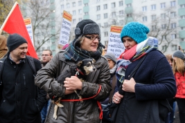 Demonstranci-z-psem-podczas-Manifestacji-Antyfaszystowskiej-w-Warszawie-20151107