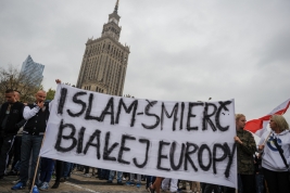 Transparent-z-napisem-Islam---smierć-bialej-Europy-podczas-demonstracji-antyimigracyjnej-na-Placu-D