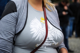 Godlo-orla-bialego-na-piersi-uczestniczki-demonstracji-antyimigracyjnej-w-Warszawie-12092015