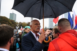 Janusz-Korwin-Mikke-podczas-demonstracji-antyimigracyjnej-na-Placu-Defilad-w-Warszawie-12092015