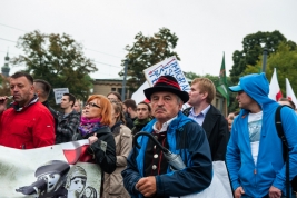 Uczestnicy-manifestacji-antyimigracyjnej-w-Warszawie-12092015,