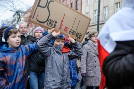 Chlopcy-z-transparentem-podczas-demonstracji-Komitetu-Obrony-Demokracji-w-Warszawie-20151212