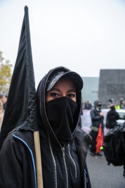 Brazowe-oczy-demonstrantki-Manifestacja-Antyfaszystowska-Warszawa-20151107