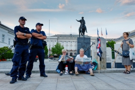 The-Chain-of-Light-in-front-of-the-Presidential-Palace,-after-President-Duda-signed-the-amendment-to