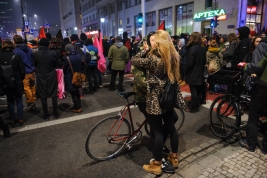 Chlopak-i-dziewczyna-podczas-Antyfaszystowskiej-Manifestacji-w-Warszawie-20151107