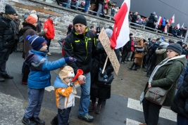 Ojciec-z-dziećmi-na-manifestacji-w-obronie-mediow-w-Warszawie-20160109