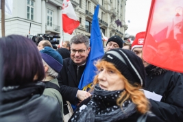 Posel-na-Sejm-RP-Jan-Grabiec-podczas-manifestacji-Komitetu-Obrony-Demokracji-w-Warszawie-20151212