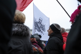 Transparent-z-karykatura-Jaroslawa-Kaczynskiego-z-marionetkami-podczas-manifestacji-w-obronie-wolnos
