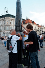 Protest-Lancuch-Światla-przed-Palacem-Prezydenckim-w-Warszawie-Po-podpisaniu-przez-Prezydenta-Dude-