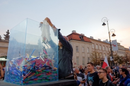 Protest-Lancuch-Światla-przed-Palacem-Prezydenckim-w-Warszawie-Po-podpisaniu-przez-Prezydenta-Dude-