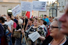 Protest-Lancuch-Światla-przed-Palacem-Prezydenckim-w-Warszawie-Po-podpisaniu-przez-Prezydenta-Dude-