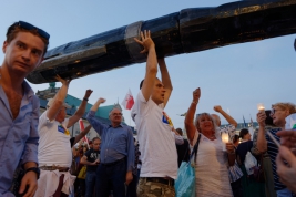 Manifestacja-Lancuch-Światla-przed-Palacem-Prezydenckim-w-Warszawie,-po-podpisaniu-przez-Prezydenta