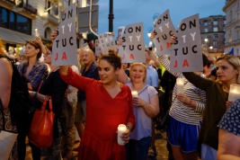 Protest-Lancuch-Światla-przed-Palacem-Prezydenckim-w-Warszawie-Po-podpisaniu-przez-Prezydenta-Dude-