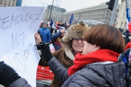 Przygotowywanie-transparentu-podczas-demonstracji-w-obronie-wolnosci-mediow-w-Warszawie-20160109