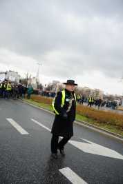 Mezczyzna-w-kapelusz-w-awangardzie-manifestacji-Komitetu-Obrony-Demokracji-w-Warszawie-20151212