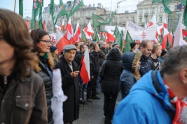 Mezczyzna-z-flaga-Polski-podczas-Marszu-Narodowcow-z-okazji-Narodowego-Świeta-Niepodleglosci-Polski