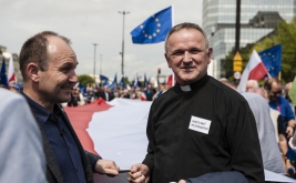 Ksiadz-Wojciech-Lemanski-podczas-marszu-Polska-w-Europie-Warszawa-20190518