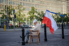 Starszy-pan-z-flaga-tuz-po-Marszu-Wolnosci-KOD-w-Warszawie-20160604