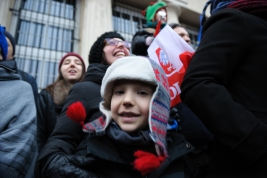 Skaczacy-ludzie-podczas-manifestacji-w-obronie-wolnosci-mediow-w-Warszawie-20160109