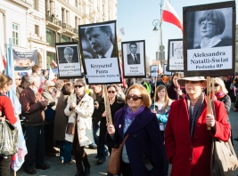 Demonstranci-niosacy-portrety-ofiar-katastrofy-Smolenskiej-podczas-obchodow-5-rocznicy-tego-wydarzen