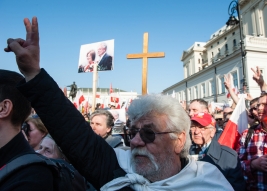 Uczestnicy-obchodow-5-rocznicy-katastrofy-Smolenskiej-ze-znakiem-wiktorii-Warszawa-Krakowskie-Przedm