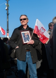 Mezczyzna-z-flaga-Polski-i-zdjeciem-Lecha-i-Marii-Kaczynskich-podczas-obchodow-5-rocznicy-katastrofy