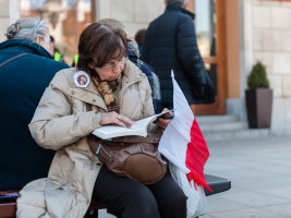 Kobieta-czytajaca-ksiazke-podczas-obchodow-5-rocznicy-katastrofy-Smolenskej-Warszawa-Krakowskie-Prze