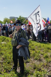 Demonstrant-w-czarnym-kapeluszu-w-okularach-z-flaga-KOD-podczas-manifestacji-opozycji-Jestesmy-i-bed