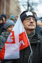 Manifestant-z-flaga-Polski-podczas-manifestacji-Komitetu-Obrony-Demokracji-w-Warszawie-20151212
