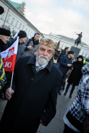 Manifestant-w-koronie-z-flaga-Polski-podczas-manifestacji-Komitetu-Obrony-Demokracji-w-Warszawie-201