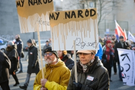 Manifestanci-z-transparentami-My-narod-podczas-demonstracji-Komitetu-Obrony-Demokracji-w-Warszawie-2