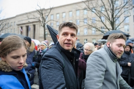 Polityk-Ryszard-Petru-podczas-manifestacji-Komitetu-Obrony-Demokracji-w-Warszawie-20151212