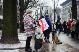 Sprzedawczyni-flag-na-manifestacji-KOD-w-Warszawie-20161218