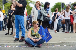 Kobieta-siedzaca-na-krawezniku-po-manifestacji-opozycji-Jestesmy-i-bedziemy-w-Europie-Warszawa-20160
