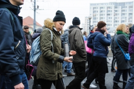 Kobieta-z-termosem-na-Antyfaszystowskiej-Manifestacji-w-Warszawie-20151107