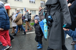 Mlody-manifestant-podczas-demonstracji-Komitetu-Obrony-Demokracji-w-Warszawie-20151212