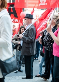 Mezczyzna-w-kapeluszu-podczas-manifestacji-anty-bankowej-w-Warszawie-25-kwietnia-2015