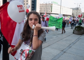 Dziewczyna-z-piszczalka-podczas-demonstracji-anty-bankowej-w-Warszawie-25-kwietnia-2015