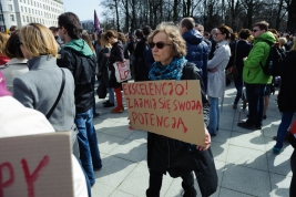 Kobieta-z-transparentem-podczas-demonstracji-przeciwsko-calkowitemu-zakazowi-aborcji-Warszawa-201604
