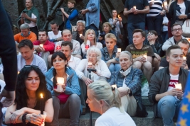 Demonstranci-protestujacy-przeciw-zmianom-w-polskim-prawie-o-sadach-podczas-protestu-Lancuch-Światl