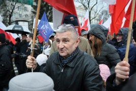 Mezczyzna-z-krzyzem-w-dloni-podczas-manifestacji-Prawa-i-Sprawiedliwosci-w-Warszawie-20151213