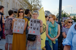 Manifestacja-partii-lewicowych-Weto-przed-Palacem-Prezydenckim-w-Warszawie,-przeciwko-lamaniu-Konsty