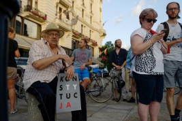 Manifestacja-partii-lewicowych-Weto-przed-Palacem-Prezydenckim-w-Warszawie,-przeciwko-lamaniu-Konsty