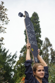 Kobieta-z-longboardem-na-manifestacji-przeciw-zaostreniu-ustawy-anty-aborcyjnej-Zarty-sie-skonczyly-